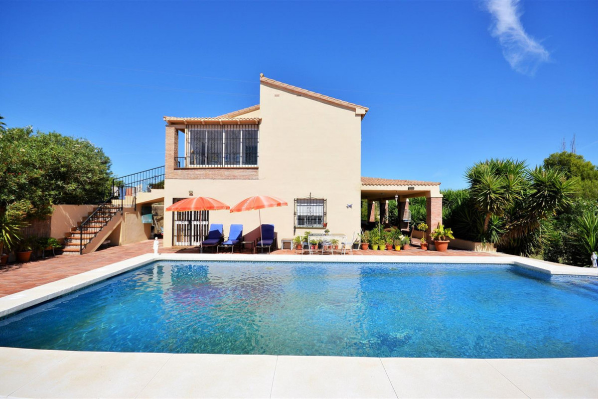 Qlistings - Detached House Villa Nueva Andalucía, Costa del Sol Property Thumbnail
